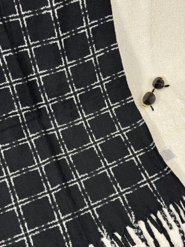 شال موهر صابونی مشکی سفید ۳